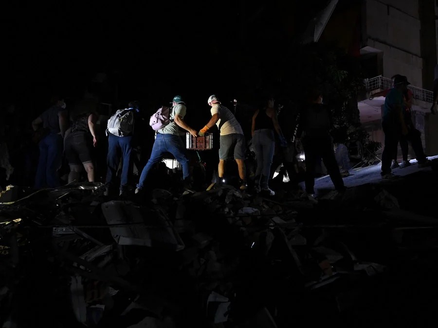 Socorristas buscam sobreviventes de terremoto na Colômbia