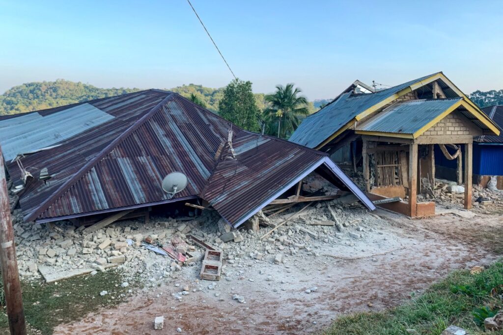 Terremoto de magnitude 7,7 atinge Indonésia