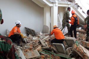 Terremoto de magnitude 7,7 mata ao menos 47 na Indonésia