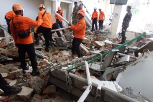 Equipes de resgate buscam vítimas entre escombros após terremoto na Indonésia
