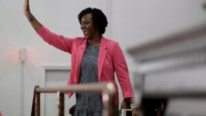 Esquerda consegue vitória surpreendente na Flórida, enquanto candidatos de Trump tropeçam