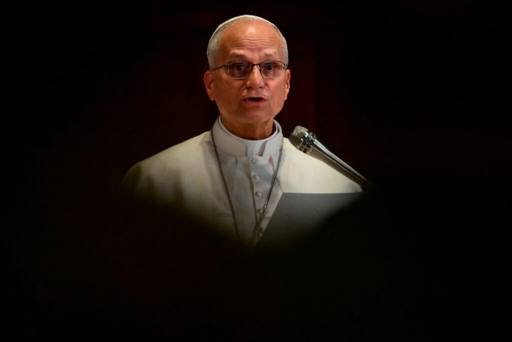 Papa Leão XIV pede diálogo em vez de conflito e diz que jovens católicos são sinal de esperança