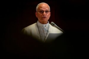Papa Leão XIV pede diálogo em vez de conflito e diz que jovens católicos são sinal de esperança