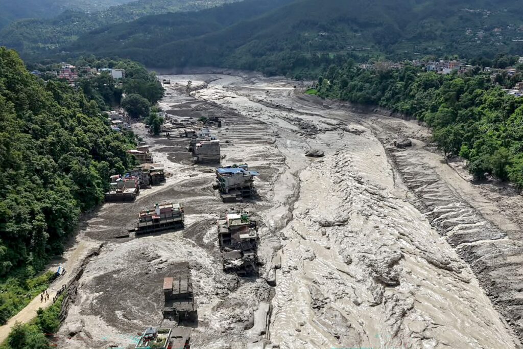 Quase 100 mortos e centenas de desaparecidos após fortes enchentes entre Nepal e China