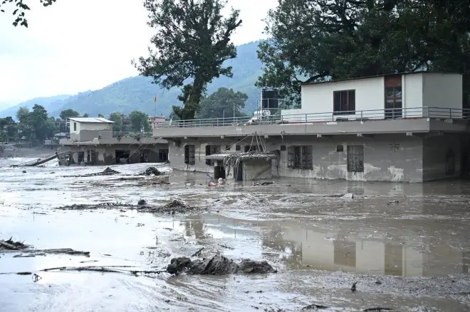 Enchente deixa ao menos 160 mortos e centenas de desaparecidos na fronteira sino-nepalesa