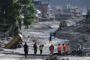 Mortes no Nepal e na China chegam a quase 800, e autoridades fazem alertas sobre mudanças climáticas