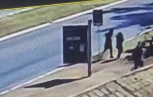 Mulher é agredida com garrafa em parada de ônibus no Setor Comercial Sul