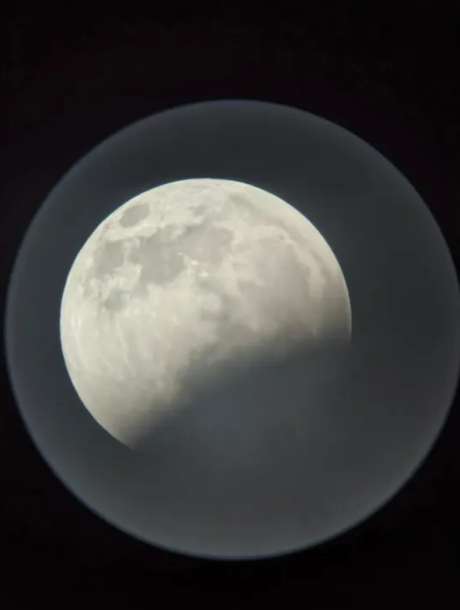 Eclipse transforma a Lua em espetáculo na madrugada desta sexta