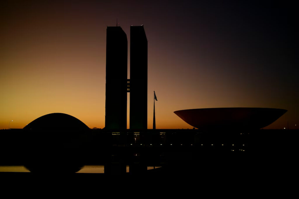 Congresso pauta fim da escala 6×1 e taxa das blusinhas