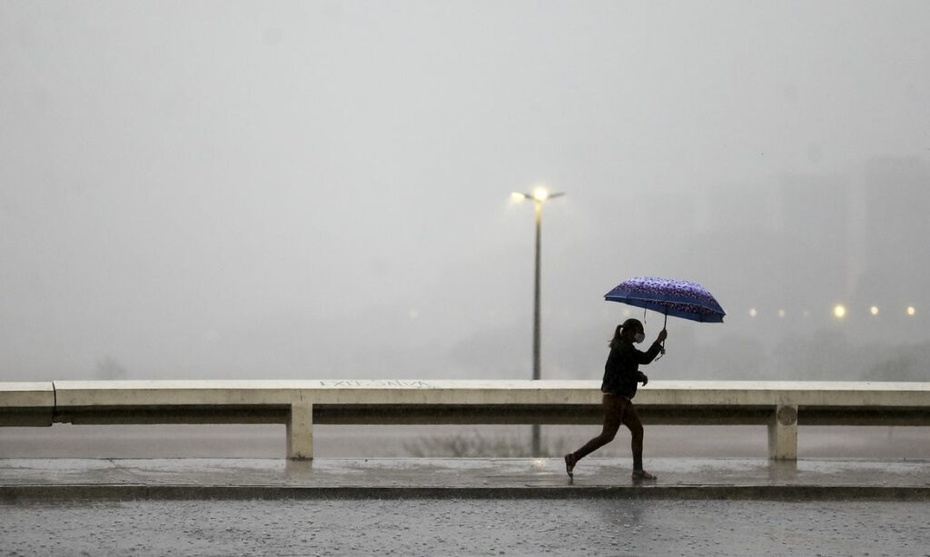 Inmet mantém alertas de chuva e baixa umidade no país