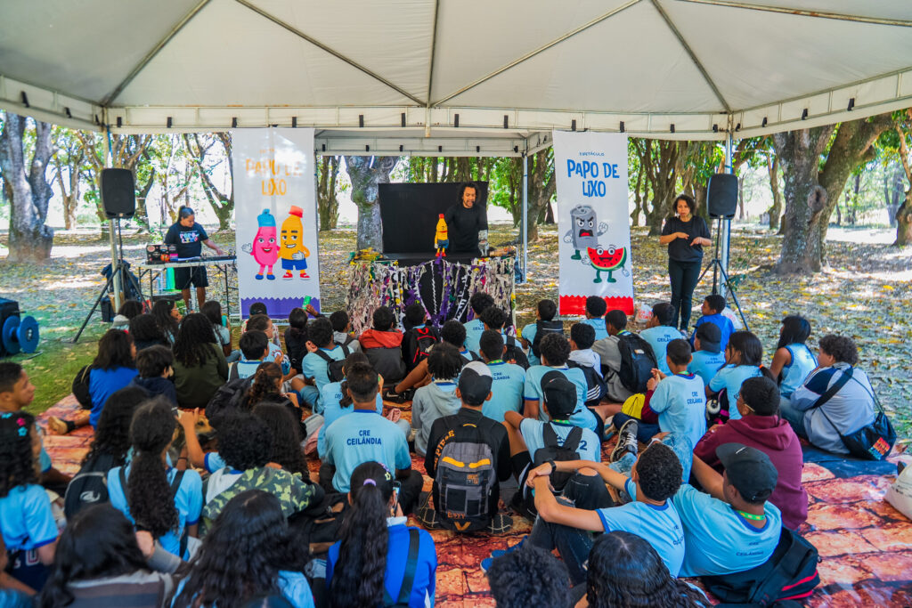 Crianças trocam a sala de aula por trilhas, teatro e educação ambiental em Samambaia