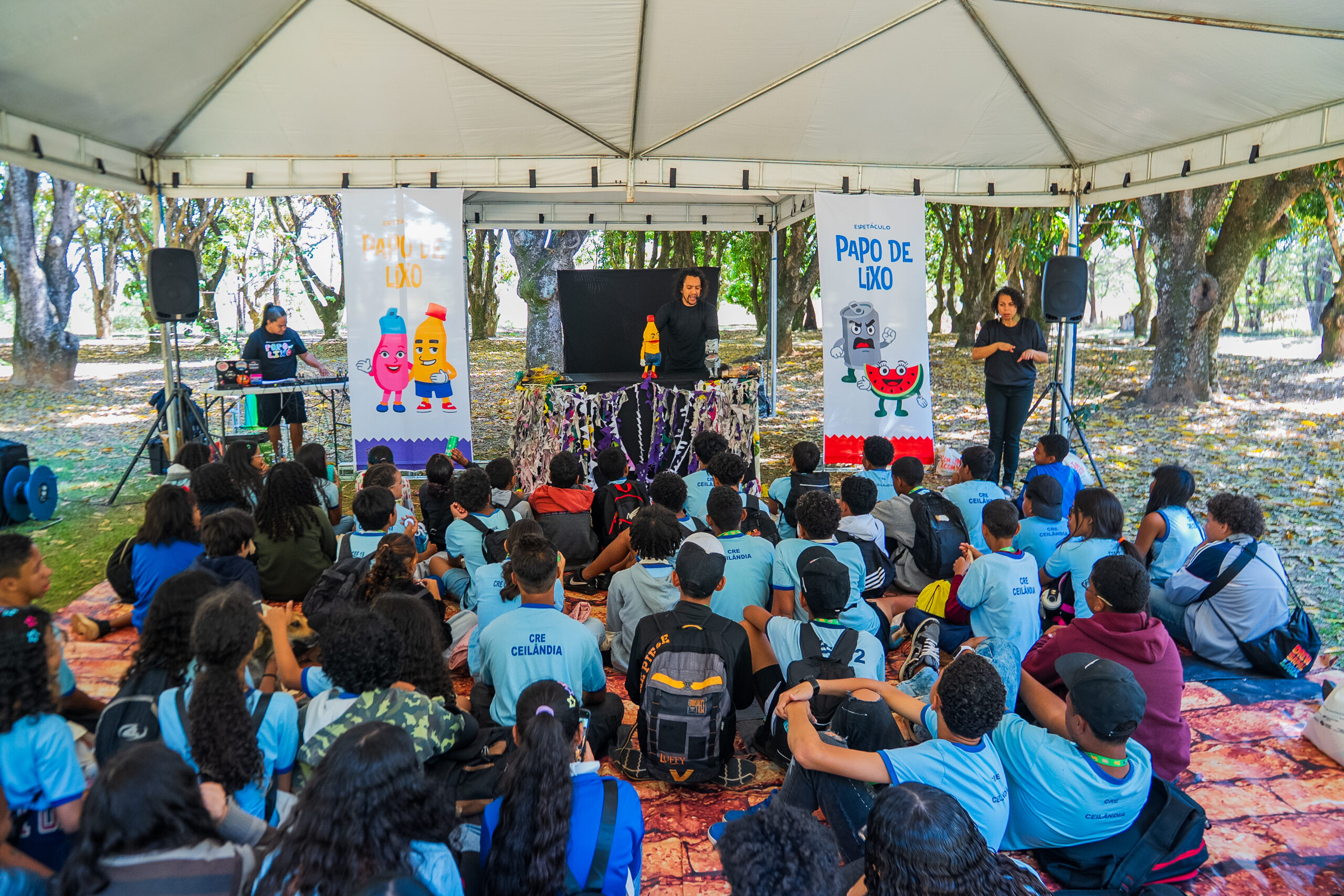 Crianças trocam a sala de aula por trilhas, teatro e educação ambiental em Samambaia