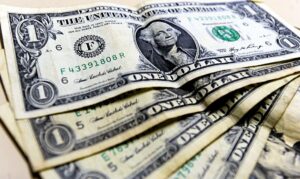 Dólar volta a subir com ameaça de Trump ao Irã e fecha perto de R$ 5,20