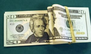 Dólar cai com mercado de trabalho mais fraco do que o esperado nos EUA; Bolsa recua com balanços