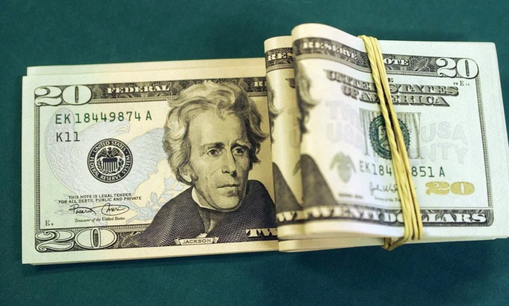 Dólar cai com mercado de trabalho mais fraco do que o esperado nos EUA; Bolsa recua com balanços