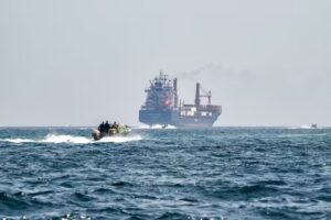Autoridades iranianas reforçam que reabertura de Ormuz só ocorrerá caso EUA cumpram exigências