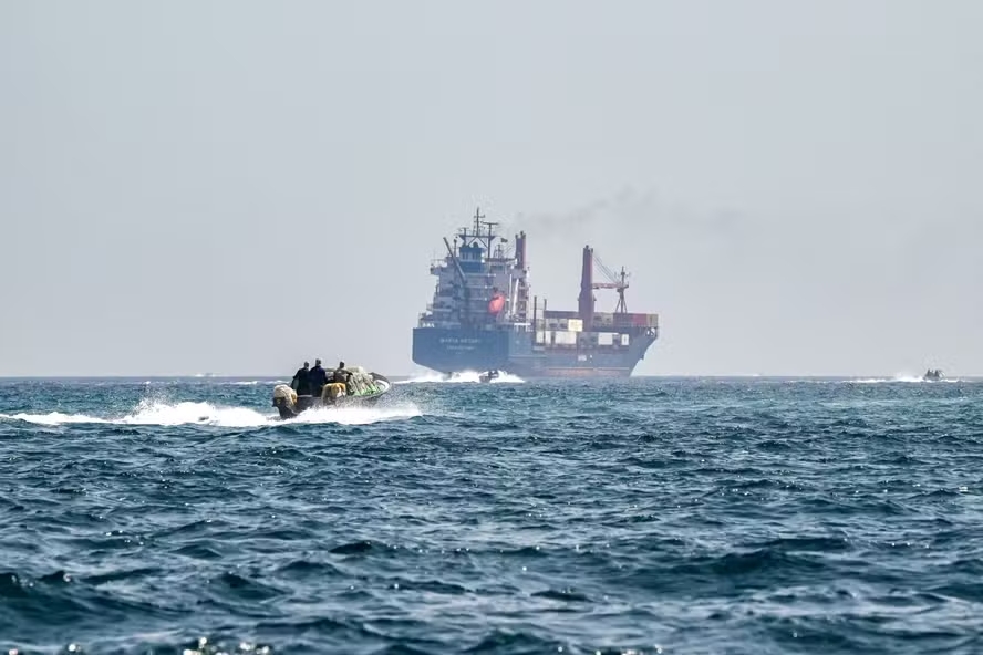 Autoridades iranianas reforçam que reabertura de Ormuz só ocorrerá caso EUA cumpram exigências