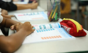 Mensalidade escolar deve ter aumento de 7% a 11% em 2027, aponta estudo
