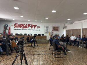 Grass reúne 19 sindicatos e promete governo sem privatizações no DF