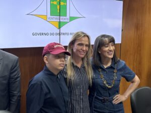 Celina recebe cientistas brasilienses no Palácio do Buriti