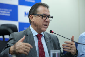 Ministro defende proibir bets no Brasil para conter adoecimento no trabalho