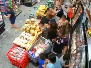 Amiga de mulher morta em mercado diz que relacionamento era marcado por violência; ‘Ia trabalhar com a cara machucada’