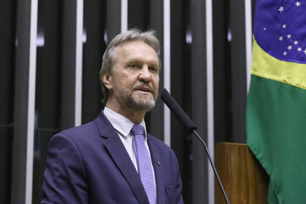 Líder do PT sofre AVC durante reunião na Câmara, em Brasília