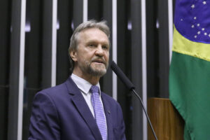 Líder do PT sofre AVC durante reunião na Câmara, em Brasília