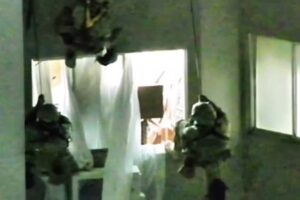 Policiais usam rapel para resgatar casal de idosos feito refém em apartamento no PR