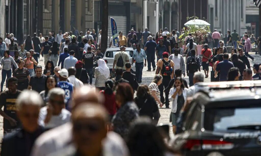 IBGE: População brasileira cresce 0,37% e chega a 214,2 milhões em 2026
