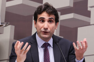 BC está pilotando a politica monetária pensando em patamar contracionista, diz Galípolo
