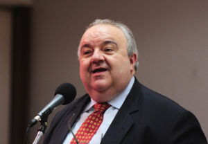 Rafael Greca é internado após queda durante agenda de campanha no Paraná
