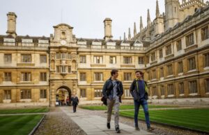 Cambridge revisará seu processo de contratação após escândalo por suposto plágio