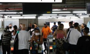 Sem trens, trabalhadores da madrugada não conseguem voltar para casa em SP