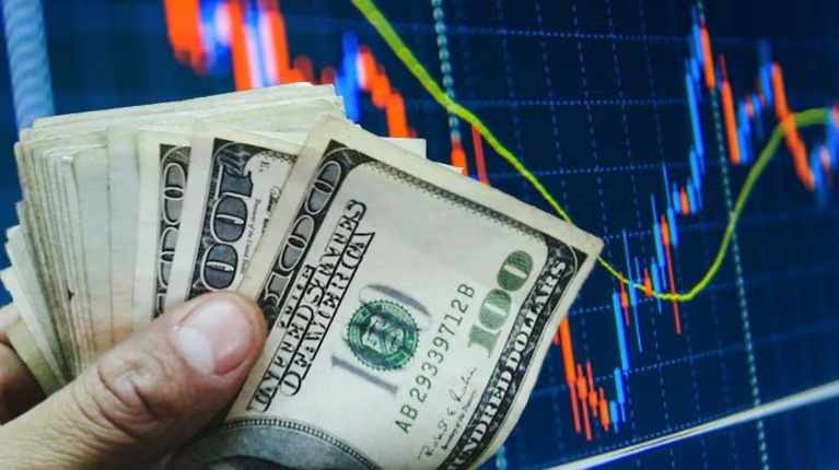 Dólar abre em leve queda ainda sob efeito do corte da Selic