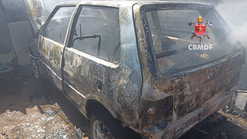 Bombeiros controlam incêndio em veículo dentro de garagem de residência em Samambaia