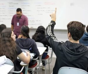 Agência suspende uso de reconhecimento facial para chamadas escolares no Paraná