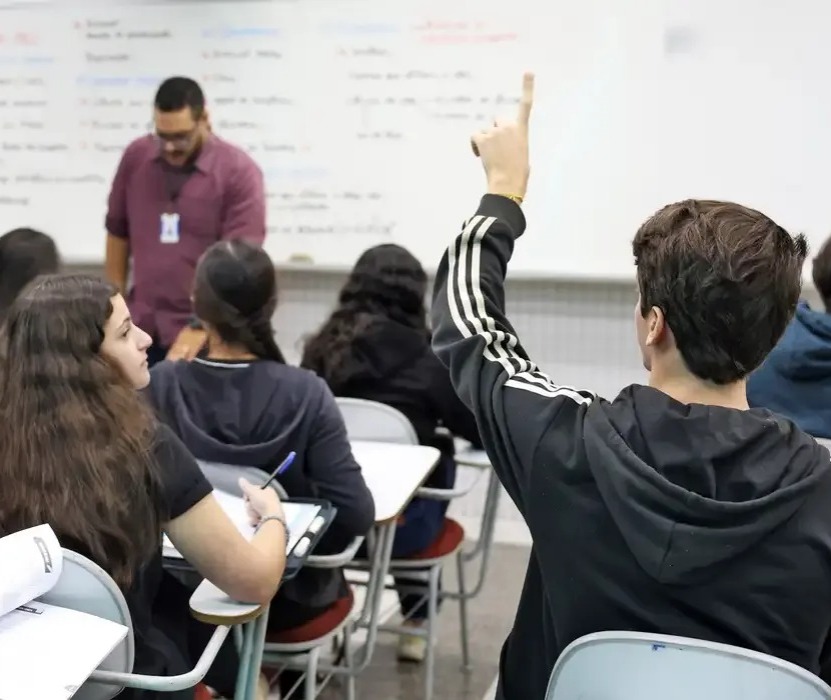 Agência suspende uso de reconhecimento facial para chamadas escolares no Paraná
