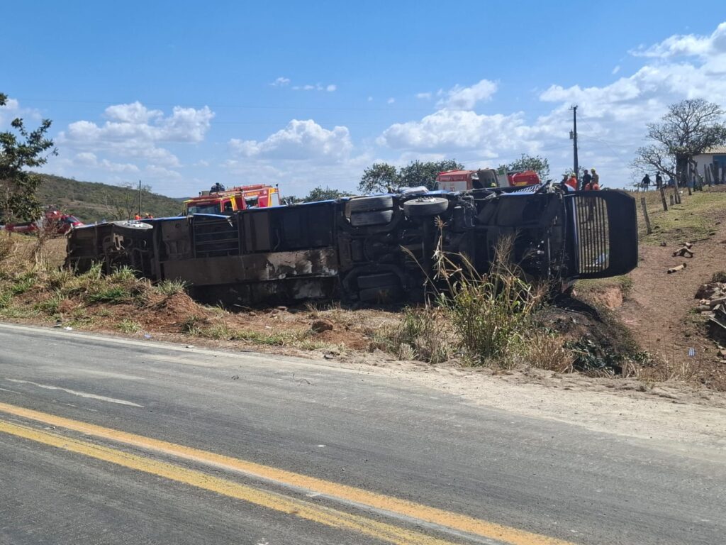 Acidente com capotamento entre ônibus, carreta e carros interdita GO-010