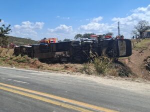 Acidente com capotamento entre ônibus, carreta e carros interdita GO-010