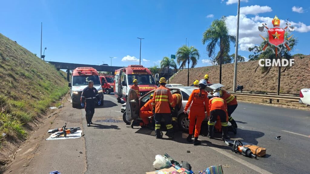 Mulher fica ferida após capotamento de carro na BR-020, próximo ao Colorado