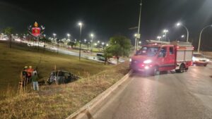 Carro capota na EPIA Sul e motorista é levado ao hospital