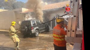 Bombeiros combatem incêndio em veículo na Asa Norte