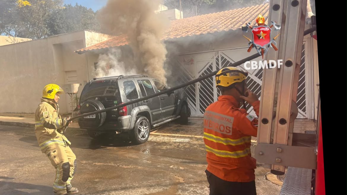 Bombeiros combatem incêndio em veículo na Asa Norte