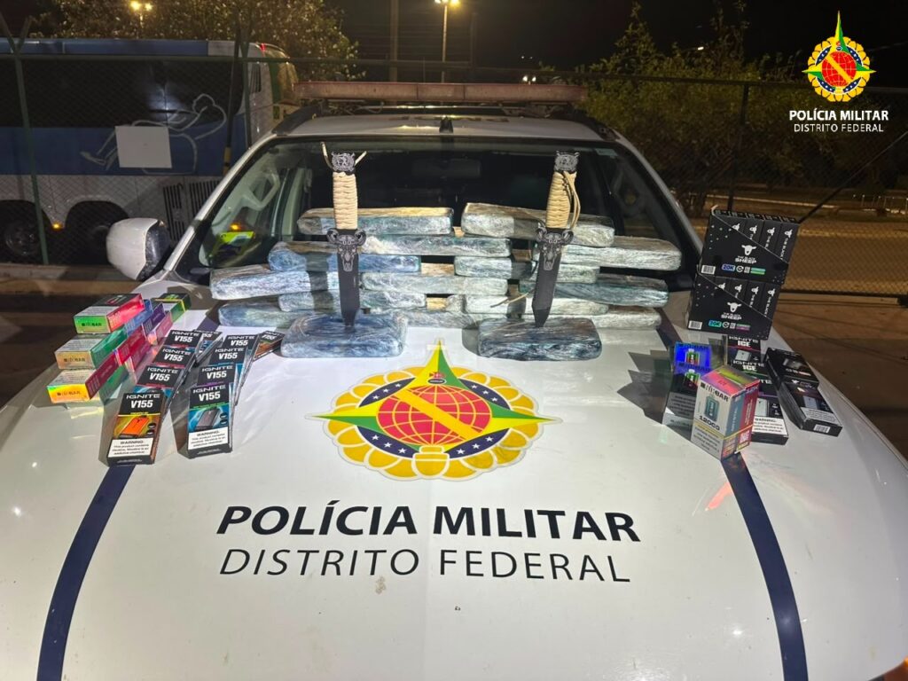 PM apreende drogas e produtos em ônibus na divisa do DF