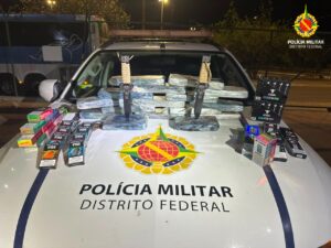 PM apreende drogas e produtos em ônibus na divisa do DF