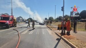 Carro pega fogo e interdita via de acesso ao Jardim Botânico