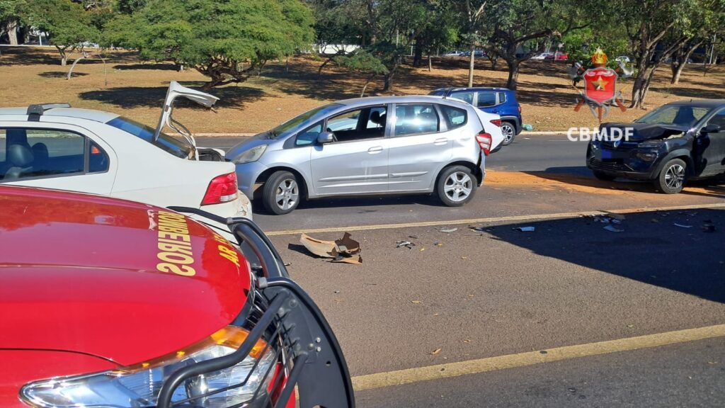 Acidente entre quatro veículos deixa uma pessoa ferida no Eixão Norte