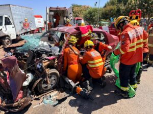Colisão frontal entre caminhão e carro deixa duas pessoas feridas na DF-230