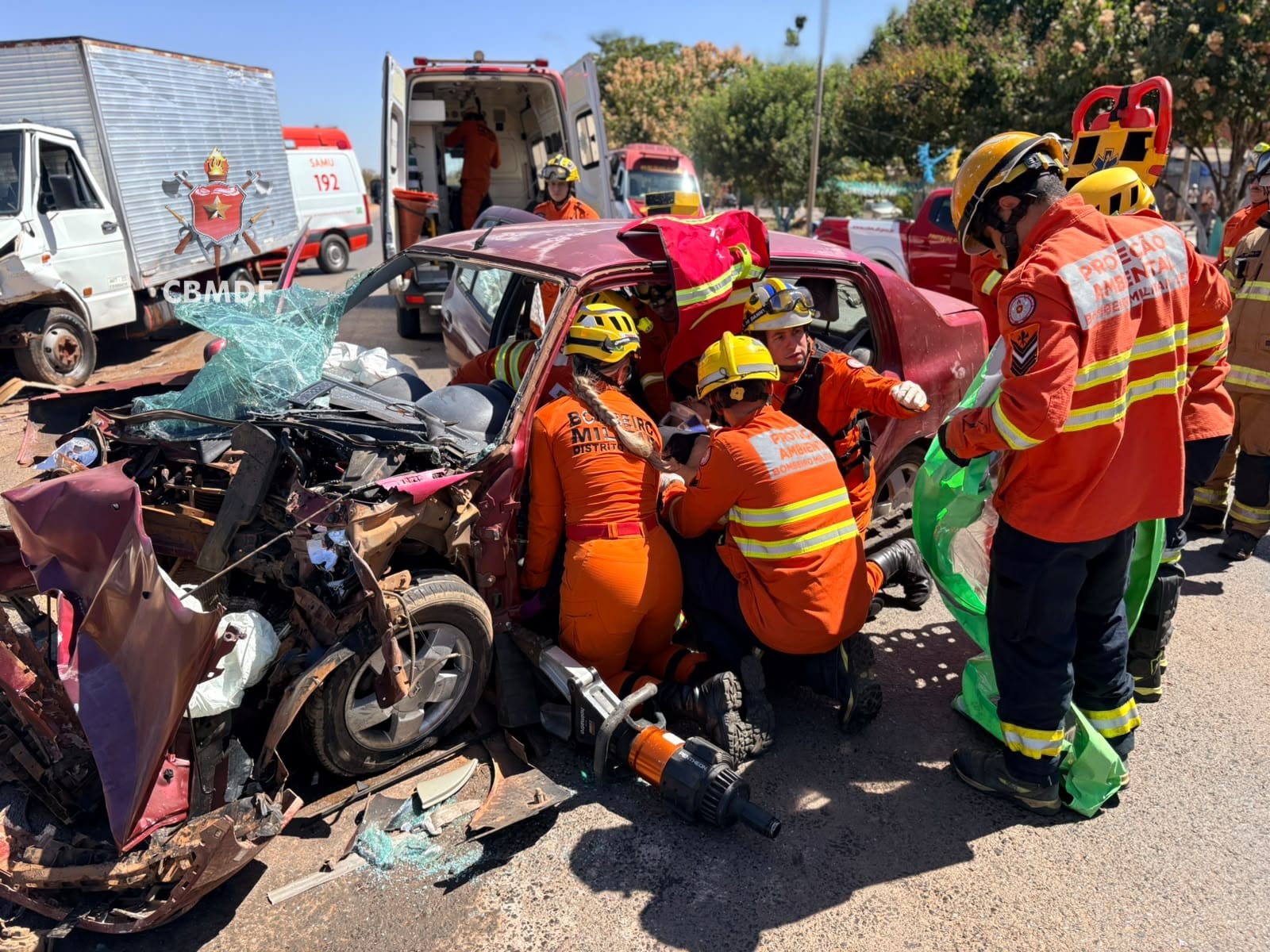 Colisão frontal entre caminhão e carro deixa duas pessoas feridas na DF-230